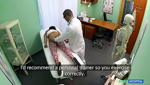 Fake hospital - kötü sırtlı genç kız derin yarak için eğilmekte zorlanıyor
