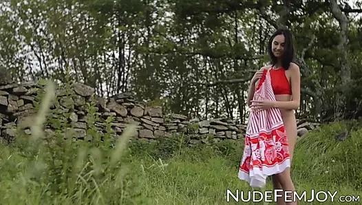 Esmer ile doğal göğüsleri sade kısrak kızdırdığı sensually açık havada