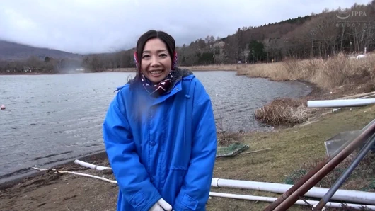 M789G06 Av uygulaması ilinde bir gölün kıyısında yaşayan olgun bir kadına ani ziyaret! - 3 aylık sekssizliğe dayanamayacak vajinal çekim seks!