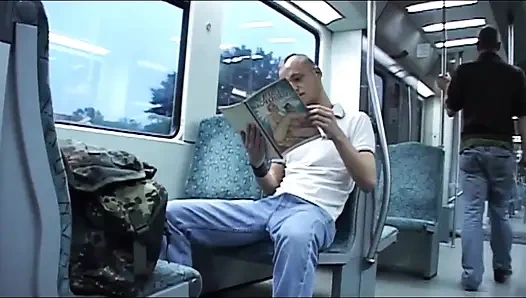 Genç tenli sürtük yumrukla derinden sikiliyor