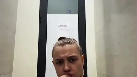 Popüler tiktok kızı herkesin içinde çok fışkırtıyor