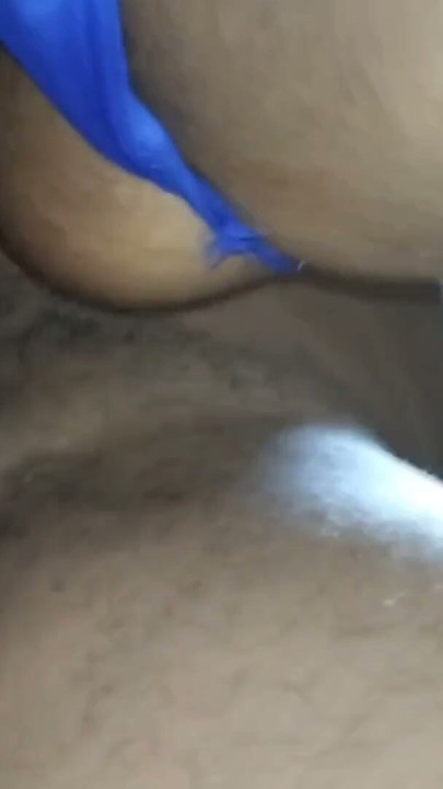 Üvey babamın büyük ve lezzetli bir yarağı var ve annemin beni sikmek ve hepsini yutmak için orada olmaması gerçeğinden faydalanıyorum | Klip 2