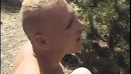 Şanslı adamın sikişecek bir erkeği ve sürtük bir kadını var