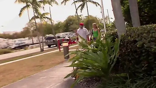 Genç sürtük bu yarağın nasıl sert olduğuna inanamıyor!