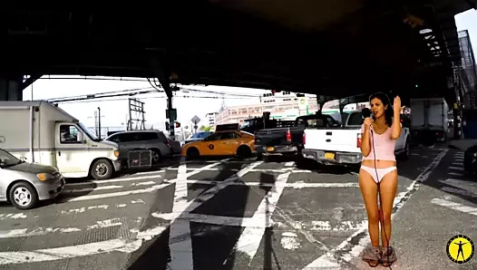 Aşağı pantolon ile haber muhabiri