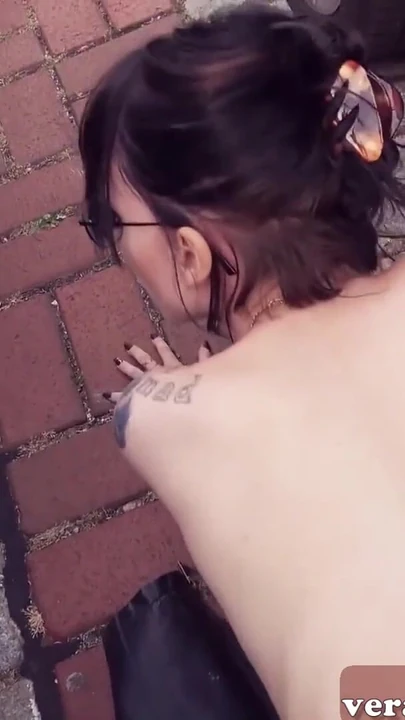 Эмоциональный момент из "Худенькую немецкую тинку в очках сняли для настоящего сексуального свидания в машине"