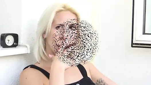 minyon sarışın kehribar tarafından seksi şehvetli sigara!