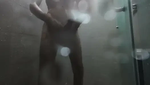 Ben Huzurlu Bir Duş Almaya Çalışırken Beni Sikiyor