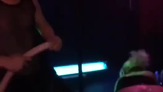 Devot köle sürtük efendisi tarafından sıkı hakimiyetin tadını çıkarıyor