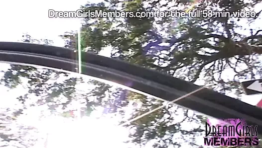 Kalabalık bir caddede çıplak paten kayıyor