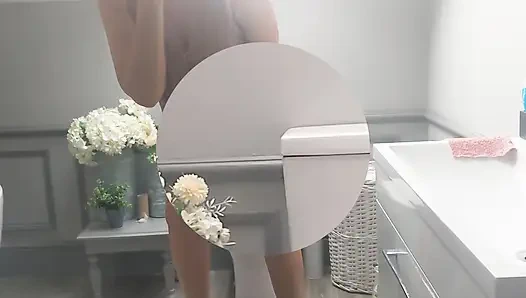 Banyo zemininde işiyor