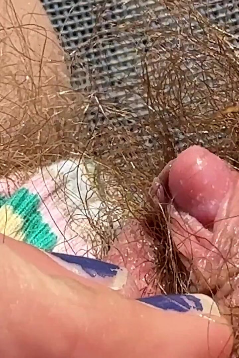 Amatör kıllı kız büyük klitorisle yakın çekimde mastürbasyon yapıyor