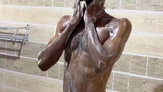 Tüm dölleri temizlemek için duş almak zorunda kaldık