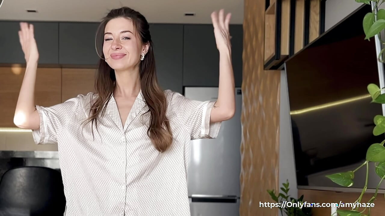Çıplak deneme 💖 sevimli esmer gösterişli mini elbisesini sergiliyor. Amy Haze