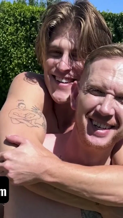 Twink'in yeni üvey babası bazı aile fotoğraflarını yeniden oluşturmak istedi, sonunda deli gibi sikişiyorlar | Klip 1