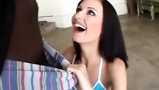 Kız bu siyah adamın horozunun ne kadar büyük olduğuna şaşırıyor