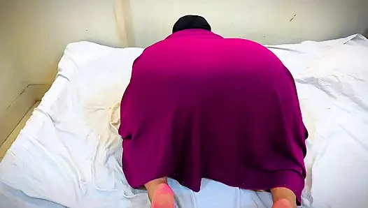 Arap tesettürlü kız oyuncağını tombul büyük göt deliğine sokuyor, zevk