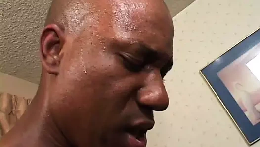 Sevimli Afrikalı bebek uzun direğe binmek için yakalandı