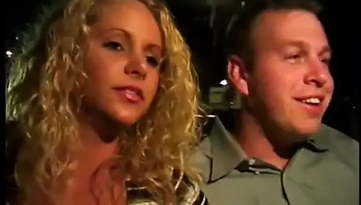 Azgın adam sevimli sarışını sert domaltarak sikerken buna bayılıyor