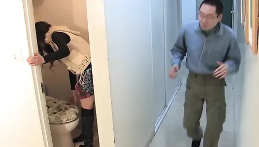 Bukkake bağımlıları sahnesi-1 ince büyük memeli esmer grup bukkakenin tadını çıkarıyor ve dölleniyor