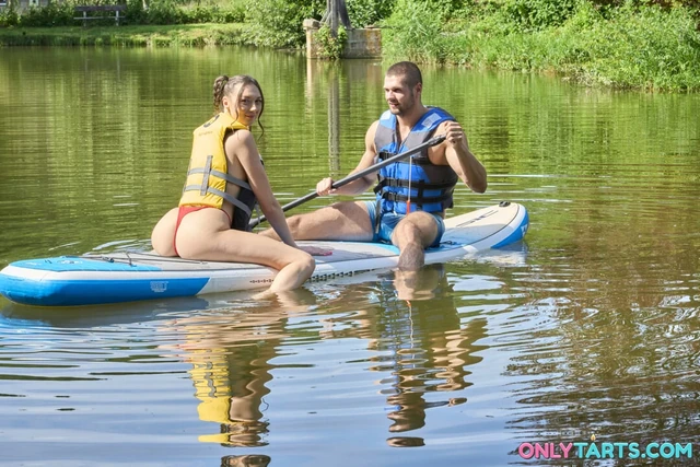 Сводный братец застукал большую волну в киске сводной сестры