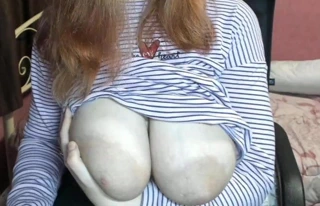 Utangaç kız üzerinde büyük doğal beyaz memeler