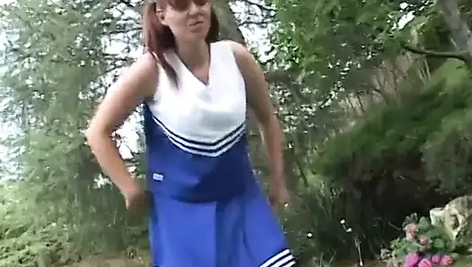 Düzgün vücutlu ponpon kız eteğini kaldırıyor ve amını yalatıyor