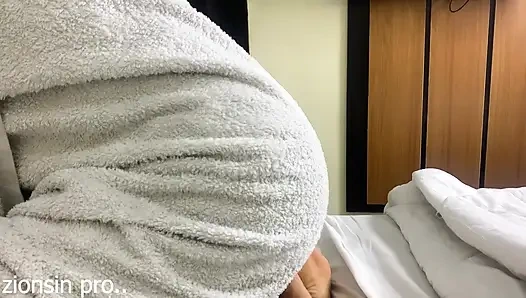 İnce zenci genç kız striptiz yapıyor ve kendini parmaklıyor