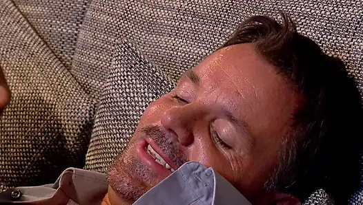 Esmer Kızla Götüne Sert Yatıyor