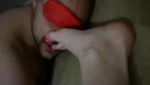 Polonyalı çıplak koca-köle terli karısının ayaklarını kokluyor