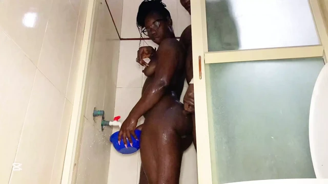 Patronum işteyken karımı sikiyorum, edepsiz zenci bebek duşta sert sikiliyor