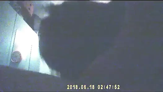 Bu çok sürtük arkadaş beni bir oral seks için uyandırıyor.