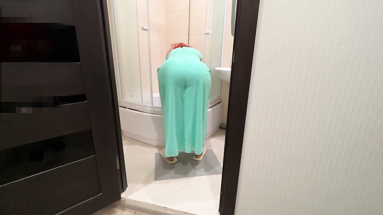 Milf, anal seks yapmak istediğinde izlendiğini ve soyunduğunu gördü
