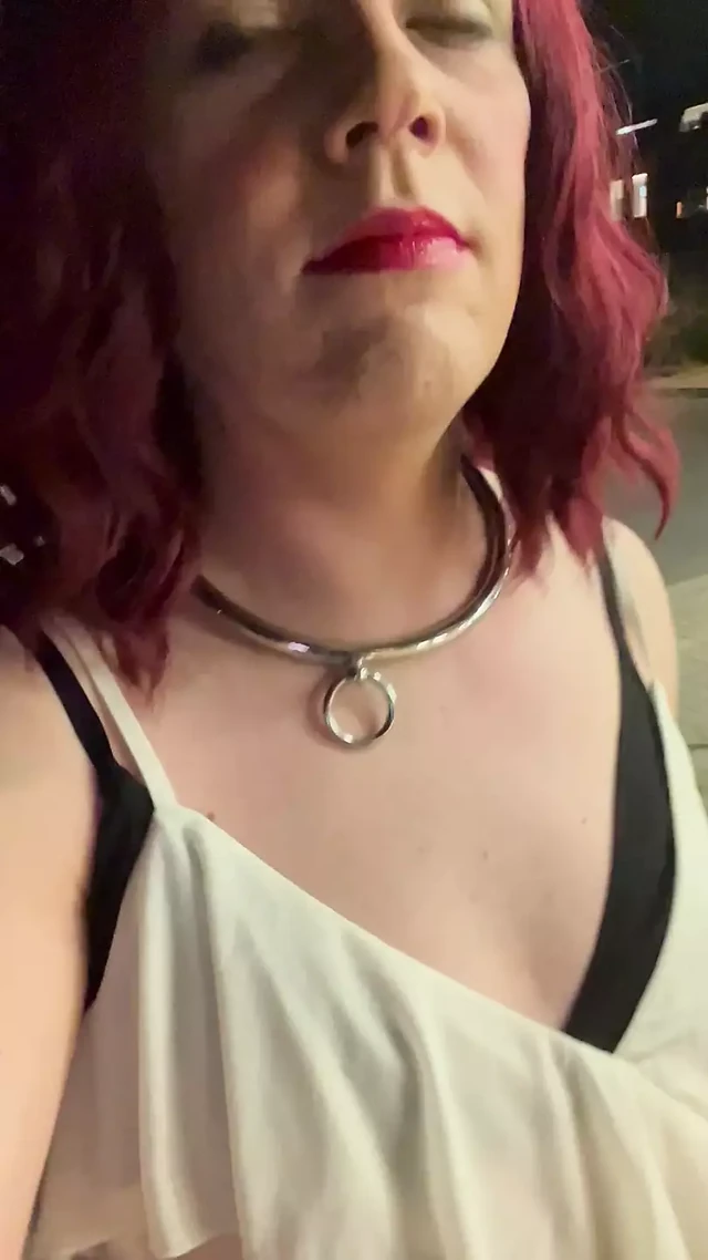 Сисси-шлюшка прохаживает