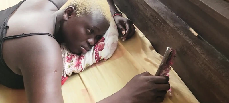 Götünü alkışlıyor