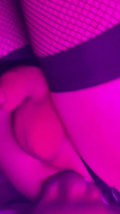 File çoraplı kadın kılıklı kadın kılıklı kadın büyük bir dildoya atlıyor - derin anal penetrasyonlu yakın çekim | Klip 1