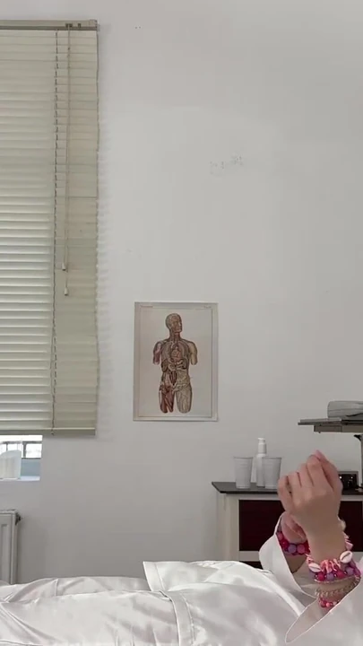 Захватывающий момент из "VIP4K. Юная блогерша трахнула возбужденного доктора в больнице"