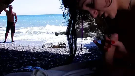 Seksi minyon plajda çifte anal üçlü seks