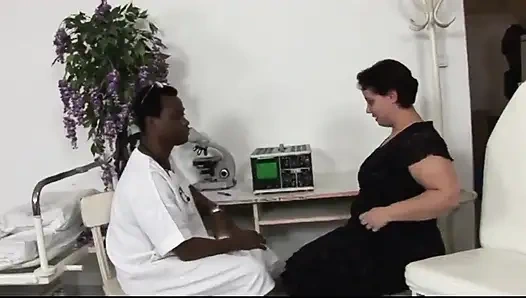 Hastanede siyah ve beyaz şişman amcık sikişi