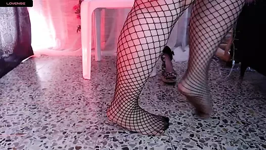 Lezzetli olgun iri güzel kadın tarafından gerçekleştirilen lezzetli bir ayakla muamele