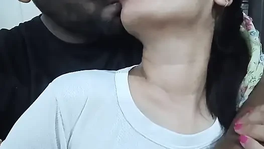 Üvey erkek kardeş güzel üvey kız kardeşini film izlerken sikiyor