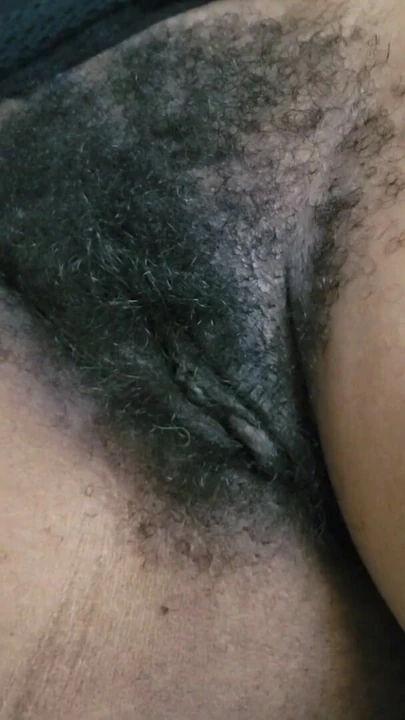 Seksi amatör orta yaşlı seksi kadın kıvrımlarını ve doğal kıllı amcık güzelliğini gösteriyor | Klip 2
