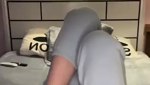 Bikinili genç kız amcığını alıyor...