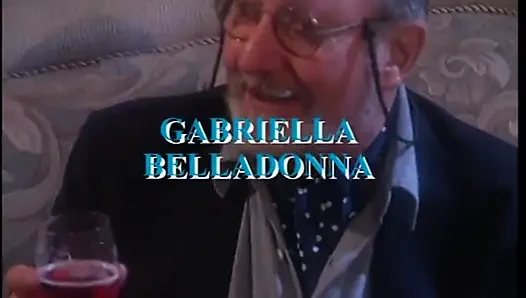 Etekli ve bowtie'deki çarpıcı hatun derinden sikiliyor