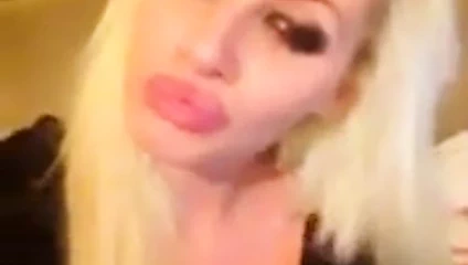 Ateşli Sırp sarışın kız