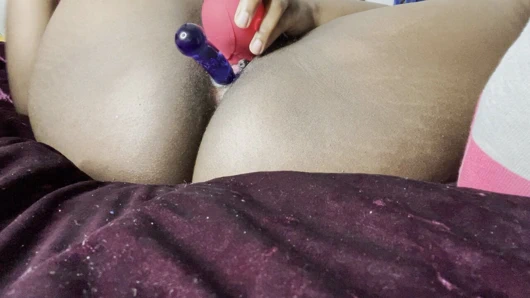 Kremsi siyah genç kedi orgazm