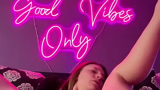 Ayak parmaklarını emiyor ve oyuncakla oynuyor