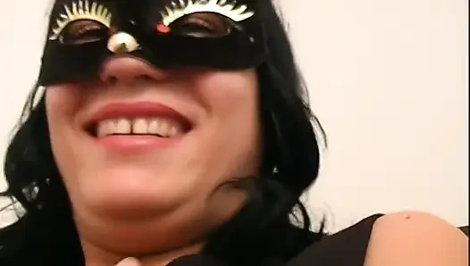 İki maskeli eş değiştiren için ofiste seks
