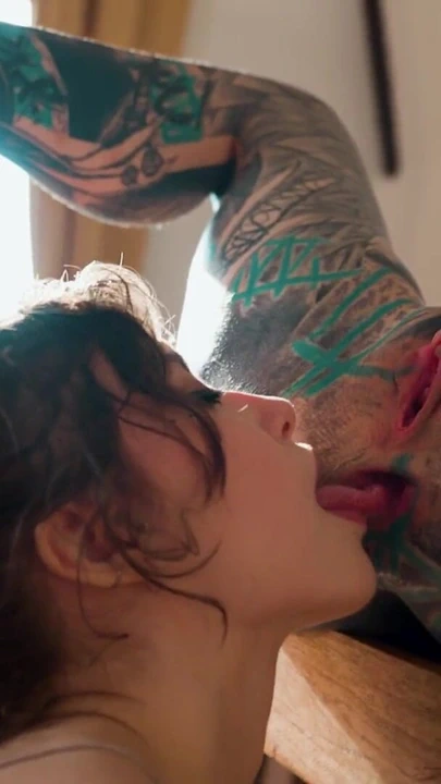 Gotik dövmeli lezbiyenin anal dildo esneme | Klip 1