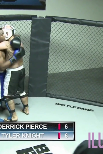 Красивая блондинка с большими сиськами жестко трахается в ее мокрую киску